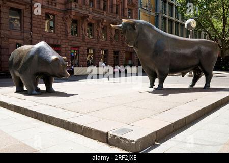 Statues de l'ours et du taureau sur le centre boursier , Allemagne, Hesse, Francfort-sur-le-main Banque D'Images