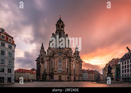 Dresde lever de soleil dans la ville sur une place du marché. La Frauenkiche comme symbole de Dresde dans une lumière unique. Place du marché historique Banque D'Images