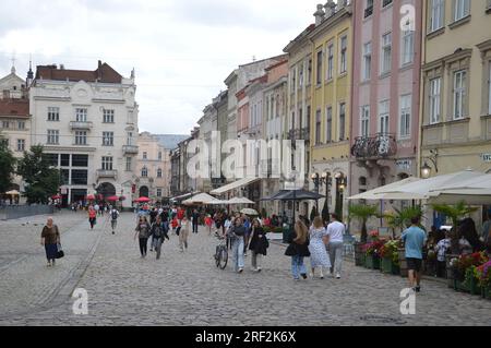 Pendant l'alarme aérienne sur la place Rynok près de l'Hôtel de ville à Lviv, Ukraine - 26 juillet 2023. (Photo de Markku Rainer Peltonen) Banque D'Images