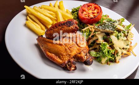 Plat péruvien appelé Pollo a la brasa avec frites et salade Banque D'Images