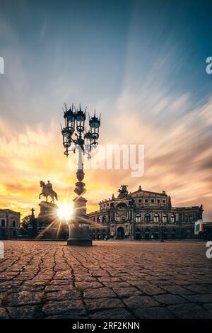 L'opéra Semper à Dresde est un bâtiment historique célèbre pour la musique. Bâtiment de concert dans la soirée au coucher du soleil. Un moment fort en Allemagne Banque D'Images