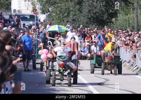 Cista Velika, Croatie. 30 juillet 2023. Un pilote à un essieu roule avec son Motor Cultivator lors de la course Agria Motor Cultivator Championship à Cista Velika, Croatie, le 30 juillet 2023. Photo : Ivo Cagalj/PIXSELL crédit : Pixsell/Alamy Live News Banque D'Images