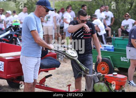 Cista Velika, Croatie. 30 juillet 2023. Un pilote à un essieu roule avec son Motor Cultivator lors de la course Agria Motor Cultivator Championship à Cista Velika, Croatie, le 30 juillet 2023. Photo : Ivo Cagalj/PIXSELL crédit : Pixsell/Alamy Live News Banque D'Images