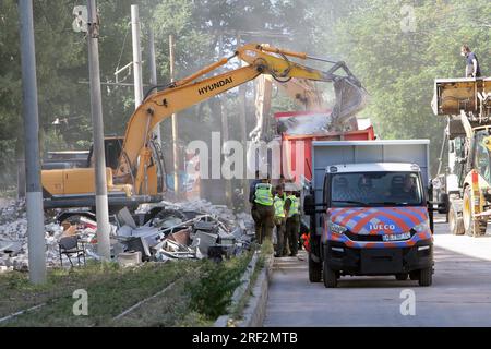 Non exclusif : DNIPRO, UKRAINE - 29 JUILLET 2023 - les travailleurs des services publics et les sauveteurs retirent les décombres du bâtiment résidentiel de grande hauteur après la Russie Banque D'Images