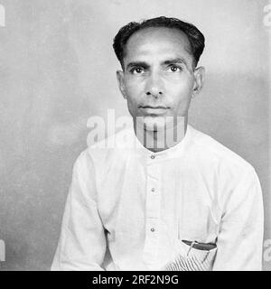 Vieux vintage des années 1900 noir et blanc portrait studio de l'homme indien portant kurta Inde Banque D'Images