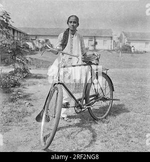 Vieux vintage des années 1900 photo noir et blanc de la femme indienne fille vélo cycle portant salwar kameez Inde des années 1940 Banque D'Images