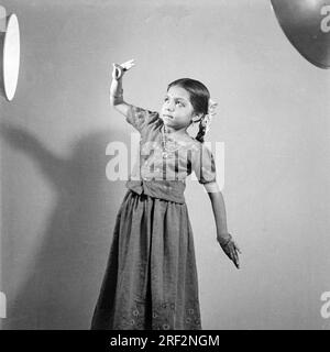 Vieux vintage des années 1900 noir et blanc portrait studio d'image Indian girl School uniforme Inde années 1940 Banque D'Images