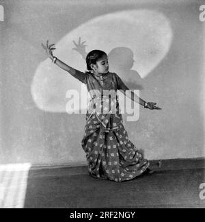 Vieux vintage noir et blanc 1900s photo de fille indienne dansant studio portrait Inde 1940s. Banque D'Images