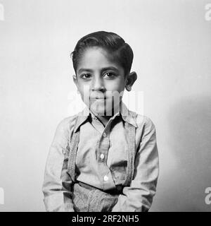 Vieux vintage des années 1900 noir et blanc portrait studio de photo indien garçon uniforme de l'école Inde des années 1940 Banque D'Images