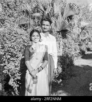 Vieux vintage des années 1900 photo noir et blanc couple indien portrait homme femme mari femme portant sari jardin Inde des années 1940 Banque D'Images