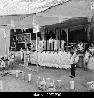 Vieux vintage des années 1900 photo en noir et blanc de cérémonie de mariage indienne décoration de réception Inde des années 1940 Banque D'Images