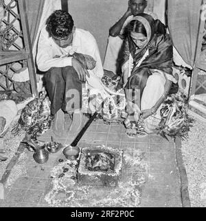 Vieux vintage des années 1900 photo en noir et blanc de mariage indien cérémonie mariée mariée mariée Inde Banque D'Images