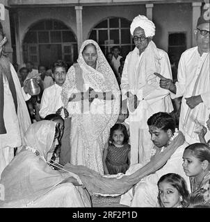 Vieux vintage des années 1900 photo en noir et blanc de mariage indien cérémonie mariée mariée mariée Inde des années 1940 Banque D'Images