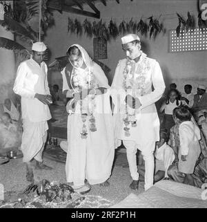 Vieux vintage des années 1900 photo en noir et blanc de mariage indien cérémonie mariée mariée mariée Inde Banque D'Images