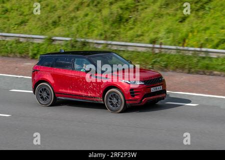 2019 Rouge Land Rover Range Rover Evoque R-Dyn S D A D180 AWD MHEV Auto Start/Stop car SUV Diesel 1999 cc roulant à grande vitesse sur l'autoroute M6 dans le Grand Manchester, Royaume-Uni Banque D'Images