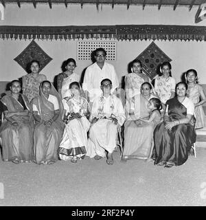 Vieux vintage des années 1900 photo en noir et blanc de la réception de mariage indienne mariée marié famille Inde des années 1940 Banque D'Images