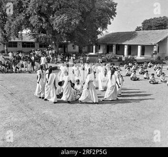 Vieux vintage des années 1900 photo en noir et blanc de femmes indiennes dansant folk danse village fonction Inde des années 1940 Banque D'Images