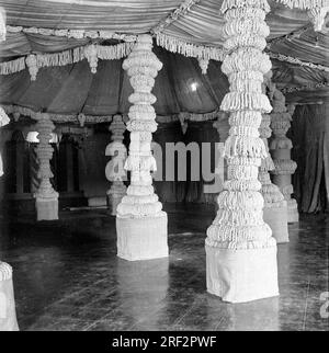 Vieux vintage des années 1900 photo en noir et blanc de cérémonie de mariage indienne décoration de réception Inde des années 1940 Banque D'Images