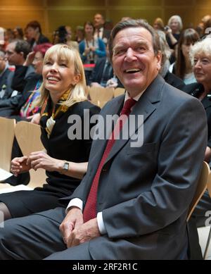 PHOTO D'ARCHIVE : Doris Schroeder-Koepf célèbre son 60e anniversaire le 5 août 2023, invités : épouse Doris SCHROEDER-KOEPF (journaliste allemande et auteur de livres) et ancien chancelier fédéral Gerhard SCHROEDER décernant le 1e Prix international Willy Brandt à la Maison Willy Brandt à Berlin, Allemagne, le 25.10.2011. ?SVEN SIMON#Prinzess-Luise-Strasse 4179 Muelheim / R uhr #tél 0208/9413250#fax. 0208/9413260#GLSB Bank, numéro de compte : 4030 025 100, BLZ 430 609 67# www.SvenSimon.net. Banque D'Images