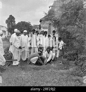 Vieux vintage noir et blanc des années 1900 photo de l'homme indien plantant l'arbre Inde des années 1940 Banque D'Images