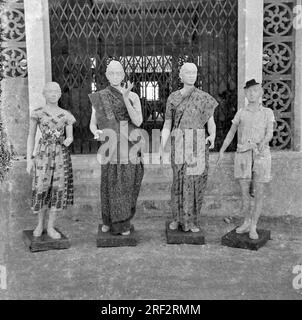 Vieux vintage des années 1900 photo noir et blanc de mannequins indiens femme femme garçon fille portant sari frock chemise pantalon Inde des années 1940 Banque D'Images