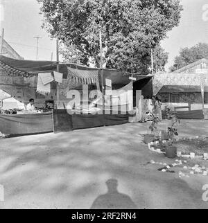 Vieux vintage des années 1900 photo en noir et blanc de la foire de village rural indien magasin d'artisanat Inde des années 1940 Banque D'Images