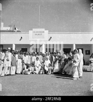 Vieille photo vintage en noir et blanc des années 1900 de l'inauguration du bâtiment de l'aéroport de l'aérodrome civil indien Rajkot Gujarat Inde des années 1940 Banque D'Images