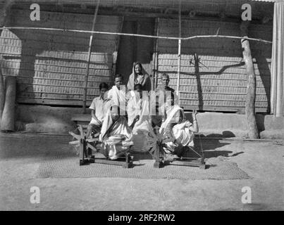 Vieux vintage des années 1900 photo en noir et blanc des femmes indiennes avec des roues filantes charkha Gujarat Inde des années 1940 Banque D'Images