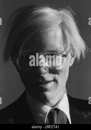 PHOTO D’ARCHIVE : Andy WARHOL aurait eu 95 ans le 6 août 2023, ART Andy WARHOL, USA, artiste, Portrait, côté droit du visage (vu par le spectateur) très clair, côté gauche très sombre. Semble amical dans l'appareil photo. Prise de vue noir et blanc, format vertical. Banque D'Images