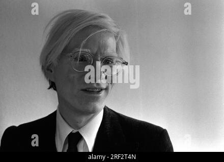 PHOTO D’ARCHIVE : Andy WARHOL aurait eu 95 ans le 6 août 2023, ART Andy WARHOL, USA, artiste, Portrait, sourit maladroitement, a tourné sa tête légèrement sur le côté, mais regarde la caméra. Photo noir et blanc, format paysage. Banque D'Images