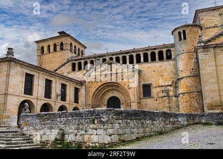 Vue sur la façade principale de la collégiale romane de Santillana del Mar. Banque D'Images