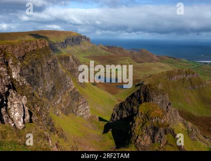 Vue vers le Quiraing depuis Bioda Buidhe, Trotternish, l'île de Skye Banque D'Images