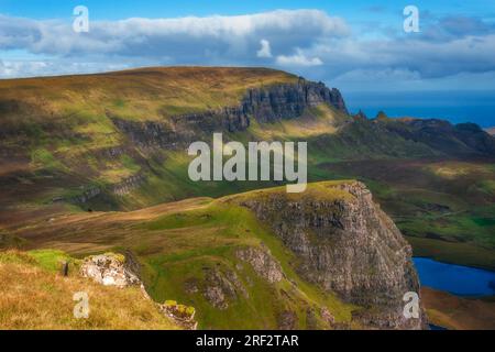 Vue vers le Quiraing depuis Bioda Buidhe, Trotternish, l'île de Skye Banque D'Images