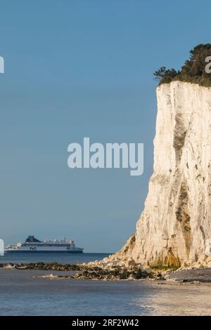 Angleterre, Kent, Deal, St Margaret's Bay, White Cliffs et Cross Channel Ferry Banque D'Images