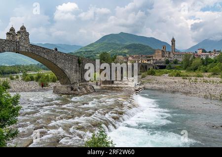 Vue sur Bobbio et son célèbre monument, la vieille mariée (connue en italien sous le nom de « Ponte Gobbo »), Emilie-Romagne, Italie Banque D'Images