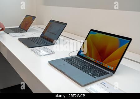 Vente du nouveau MacBook Apple dans l'Apple Store officiel. Minsk, Biélorussie, 30 juillet 2023 Banque D'Images