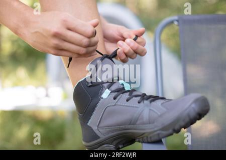 chaussures de randonnée - femme nouant des lacets de chaussures Banque D'Images