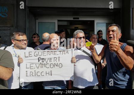 Naples, Italie. 31 juillet 2023. Manifestation d'un groupe de personnes et de Potere al Popolo devant le siège de l'INPS à Naples pour la suspension du crédit de revenu de base : Agence photo indépendante/Alamy Live News Banque D'Images