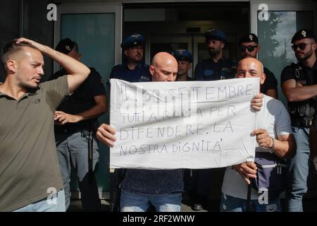 Naples, Italie. 31 juillet 2023. Manifestation d'un groupe de personnes et de Potere al Popolo devant le siège de l'INPS à Naples pour la suspension du crédit de revenu de base : Agence photo indépendante/Alamy Live News Banque D'Images