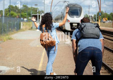 un jeune couple vient de manquer un train à la maison Banque D'Images