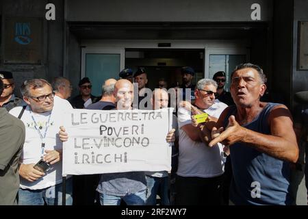 Naples, Italie. 31 juillet 2023. Manifestation d'un groupe de personnes et de Potere al Popolo devant le siège de l'INPS à Naples pour la suspension du crédit de revenu de base : Agence photo indépendante/Alamy Live News Banque D'Images