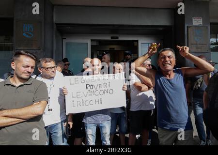 Naples, Italie. 31 juillet 2023. Manifestation d'un groupe de personnes et de Potere al Popolo devant le siège de l'INPS à Naples pour la suspension du crédit de revenu de base : Agence photo indépendante/Alamy Live News Banque D'Images