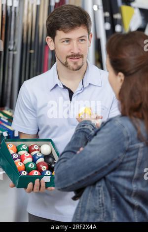 travailleur et client dans le magasin de snooker Banque D'Images