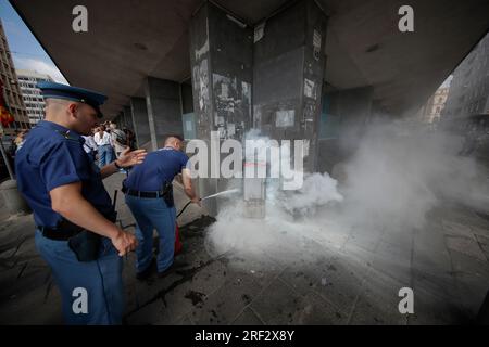 Naples, Italie. 31 juillet 2023. Manifestation d'un groupe de personnes et de Potere al Popolo devant le siège de l'INPS à Naples pour la suspension du crédit de revenu de base : Agence photo indépendante/Alamy Live News Banque D'Images