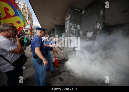 Naples, Italie. 31 juillet 2023. Manifestation d'un groupe de personnes et de Potere al Popolo devant le siège de l'INPS à Naples pour la suspension du crédit de revenu de base : Agence photo indépendante/Alamy Live News Banque D'Images