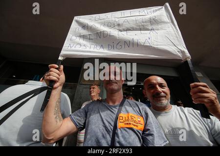 Naples, Italie. 31 juillet 2023. Manifestation d'un groupe de personnes et de Potere al Popolo devant le siège de l'INPS à Naples pour la suspension du crédit de revenu de base : Agence photo indépendante/Alamy Live News Banque D'Images
