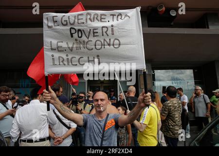 Naples, Italie. 31 juillet 2023. Manifestation d'un groupe de personnes et de Potere al Popolo devant le siège de l'INPS à Naples pour la suspension du crédit de revenu de base : Agence photo indépendante/Alamy Live News Banque D'Images