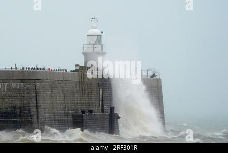 Les vagues s'écrasent au-dessus du bras du port pendant le mauvais temps à Folkestone, Kent. Date de la photo : lundi 31 juillet 2023. Banque D'Images