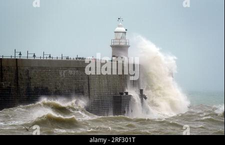 Les vagues s'écrasent au-dessus du bras du port pendant le mauvais temps à Folkestone, Kent. Date de la photo : lundi 31 juillet 2023. Banque D'Images