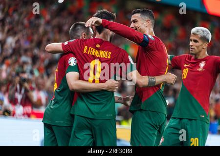 Bruno Fernandes célèbre après avoir marqué un but lors du match de qualification UEFA Euro 2024 entre les équipes nationales du Portugal et de Bosnie-Herzégovine A. Banque D'Images